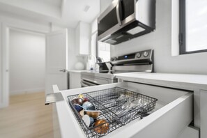 Fridge, microwave, oven, stovetop - Incredible 2BR Townhome | Rooftop Patio! (Niagara Falls)