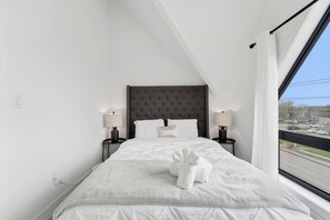 2 bedrooms, desk, iron/ironing board, WiFi - Incredible 2BR Townhome | Rooftop Patio! (Niagara Falls)