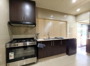 Microwave, oven, stovetop, dishwasher - Tranquil 4-bedroom house with AC in lovely uMhlanga (uMhlanga)