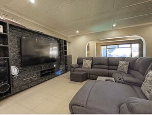 TV - Tranquil 4-bedroom house with AC in lovely uMhlanga (uMhlanga)