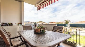 Apartment, Balcony | Outdoor dining