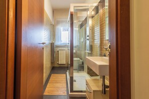 Apartment, Balkon | Badezimmer