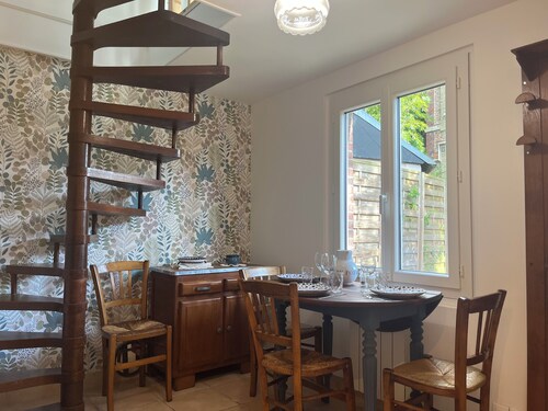 Charming little house with private terrace in the center of town.