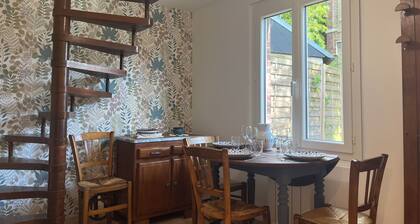 Charming little house with private terrace in the center of town.