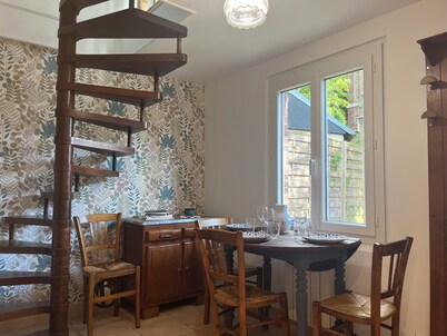 Charming little house with private terrace in the center of town.
