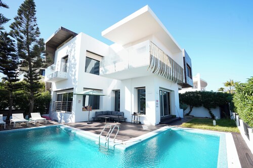 Oceanfront 3-bedroom villa with Jacuzzi
