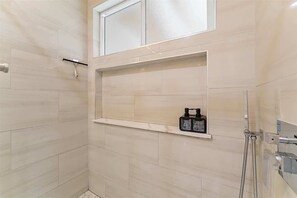 Chuveiro, secador de cabelo, shampoo 