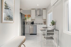 Frigorífico, microondas, placa de cocina y lavavajillas