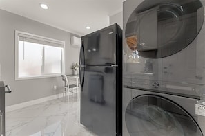 Fridge, microwave, stovetop, dishwasher