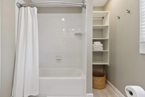 Een douche, een haardroger, handdoeken, shampoo