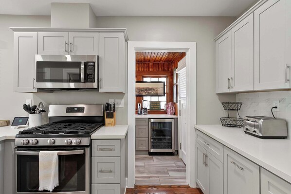 Fridge, microwave, oven, stovetop - The Dearing House – Main House (Tuscaloosa)