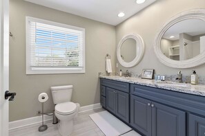 Shower, hair dryer, towels, shampoo - The Dearing House – Main House (Tuscaloosa)