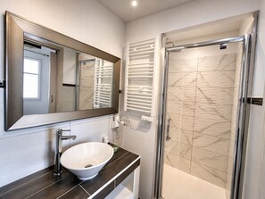 Family Suite, Balcony, Mountain View | Bathroom | Hair dryer, towels, soap, toilet paper - Hotel Villa Les Orangers (Olmeto)