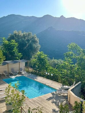 2 piscinas al aire libre, sillones reclinables de piscina