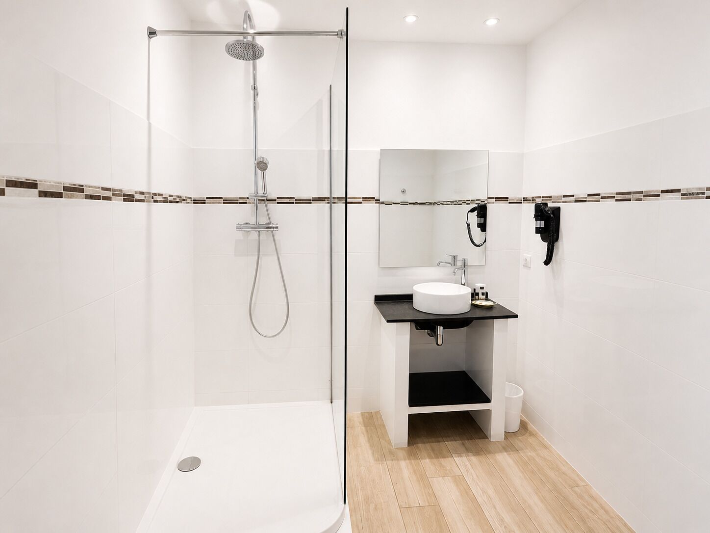 Standaard tweepersoonskamer, uitzicht op bergen | Badkamer | Een haardroger, handdoeken, zeep, toiletpapier