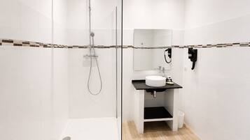 Standaard tweepersoonskamer, uitzicht op bergen | Badkamer | Een haardroger, handdoeken, zeep, toiletpapier