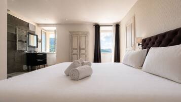 Habitación Deluxe doble, vistas a la montaña | Minibar, caja fuerte, sistema de insonorización y cunas gratuitas