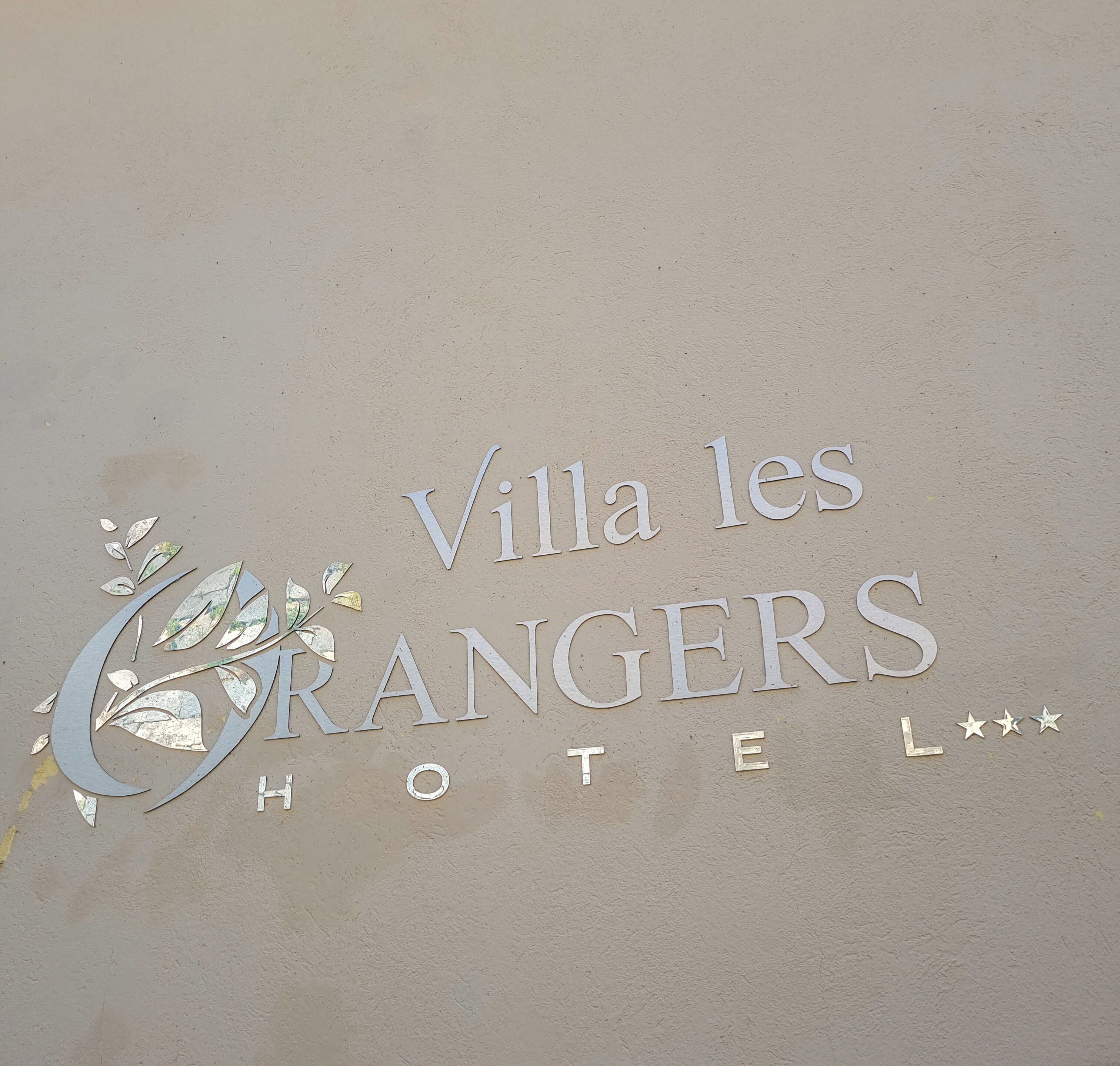 Une enseigne pour l’hôtel Villa les GRANGERS, agrémentée d’un emblème décoratif.
