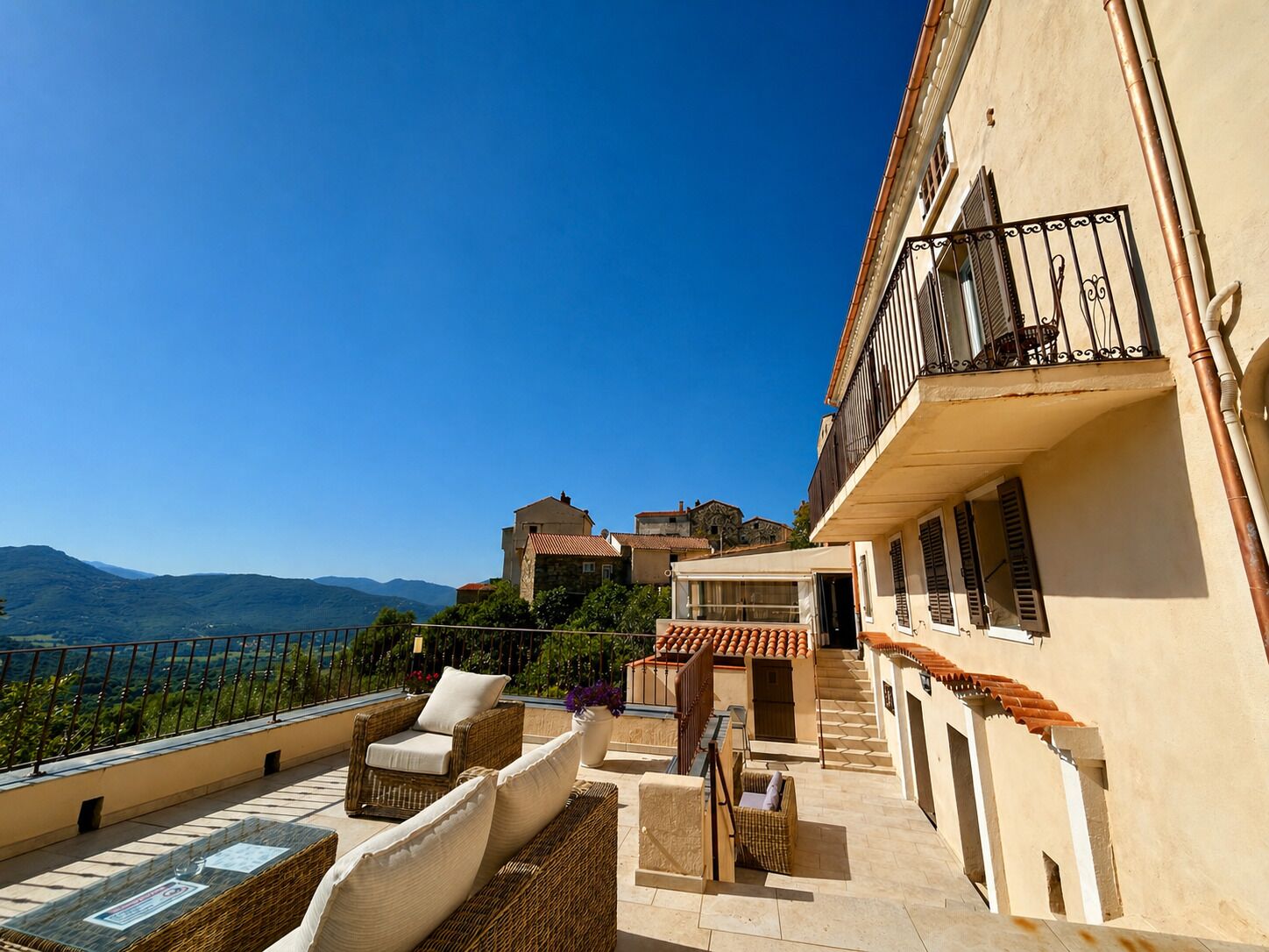 Vista frontal de la propiedad