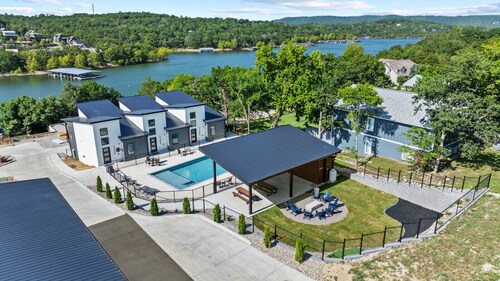 Sleeps 20|On Table Rock Lake + Pool + Arcade