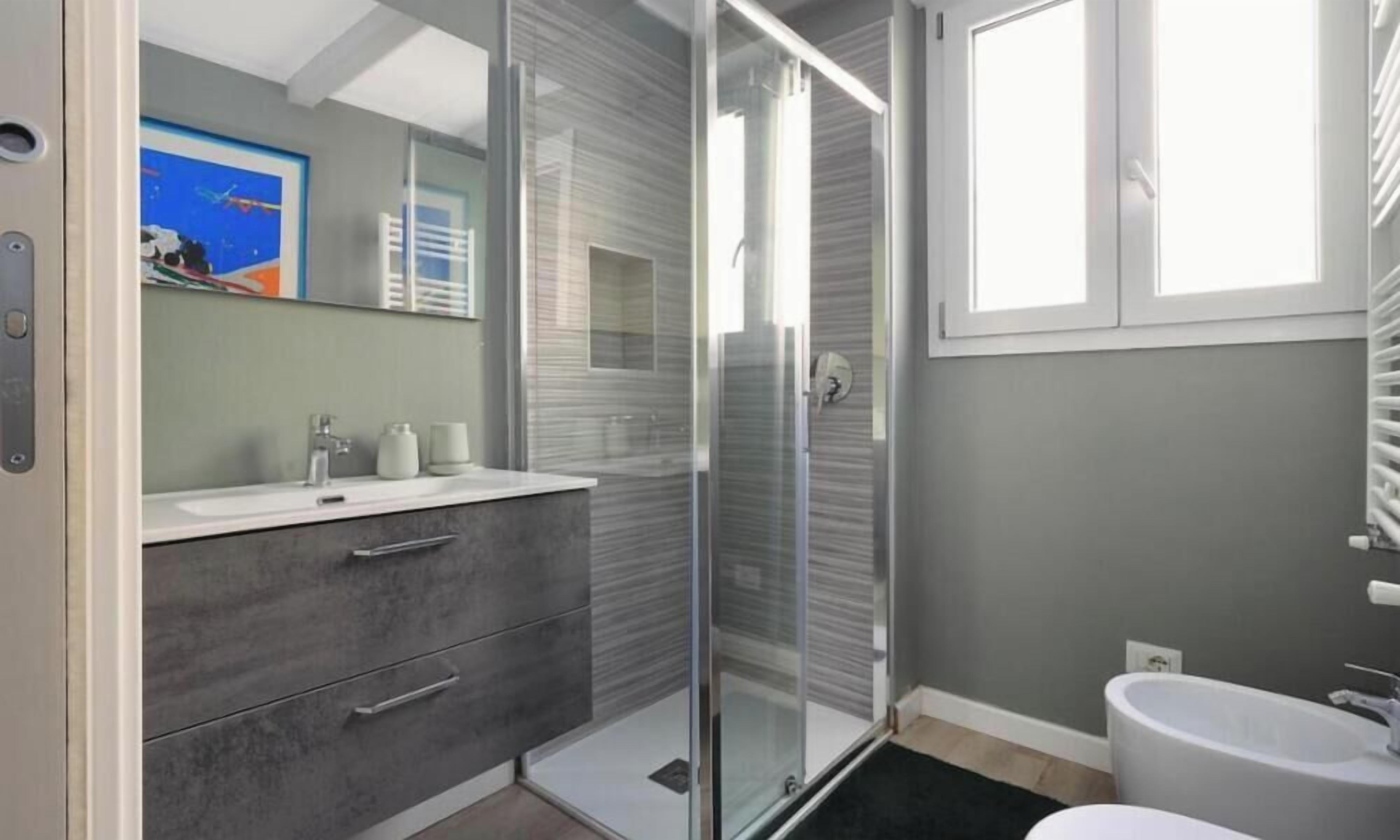 Bruser, hårtørrer, bidet, håndklæder