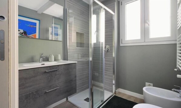 Dusche, Haartrockner, Bidet, Handtücher