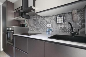 Microondas, horno, placa de cocina y lavavajillas