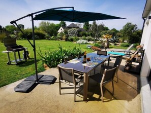 Outdoor dining - 4.5 km from the beach. Beautiful, quiet house. (Saint-Lormel)
