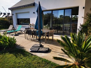 Outdoor dining - 4.5 km from the beach. Beautiful, quiet house. (Saint-Lormel)