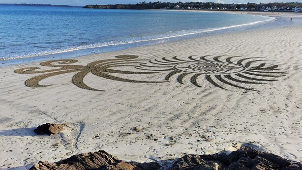 A beach with a large sand drawing, clear blue water, and distant buildings. - 4.5 km from the beach. Beautiful, quiet house. (Saint-Lormel)