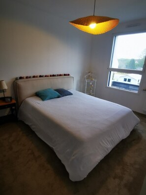 Desk, free WiFi, bed sheets - 4.5 km from the beach. Beautiful, quiet house. (Saint-Lormel)