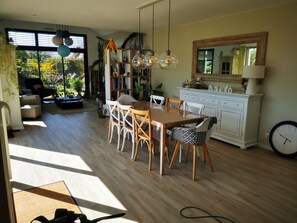 Dining - 4.5 km from the beach. Beautiful, quiet house. (Saint-Lormel)