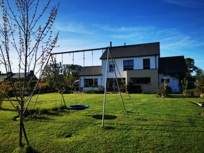 Children’s area - 4.5 km from the beach. Beautiful, quiet house. (Saint-Lormel)