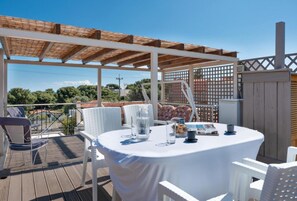 Outdoor dining - Gorgeous 8-bedroom House in Artemis town 10 min from airport 200m from the beach (Artemis)