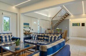 TV - Gorgeous 8-bedroom House in Artemis town 10 min from airport 200m from the beach (Artemis)