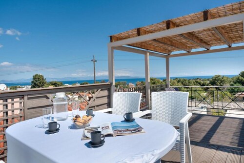 Gorgeous 8-bedroom House in Artemis town 10 min from airport 200m from the beach