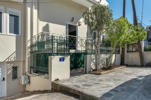 Exterior - Gorgeous 8-bedroom House in Artemis town 10 min from airport 200m from the beach (Artemis)