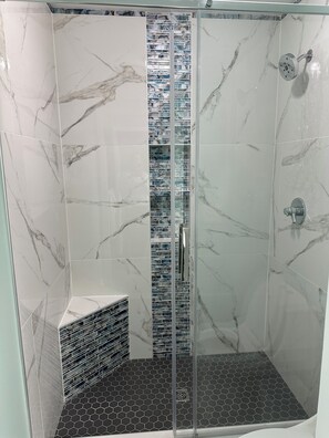 Haartrockner, Handtücher, Seife, Shampoo