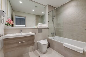 Studio | Bathroom | Free toiletries, soap, shampoo, toilet paper - GLOBALSTAY Abu Dhabi Yas Golf Collection (Abu Dhabi)