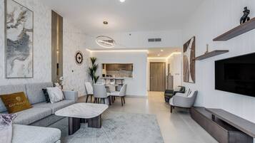 Superior-Apartment, 1 Schlafzimmer, Balkon, Blick auf den Golfplatz | Wohnbereich | 55-Zoll-Smart-TV mit Digitalempfang, Netflix, Streaming-Dienste