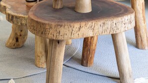 A round wooden table with a bowl and candle, a white vase with lavender, and a sofa in the background. - Apartment central 8 pax tendenza, 2 rooms and with services included. (Playa del Carmen)