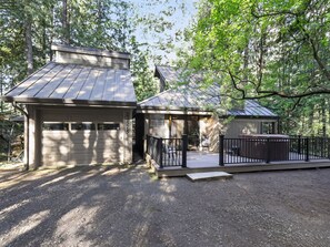 Terrace/patio - Mt. Hood Cabin | Hot Tub & Sandy River (Rhododendron)