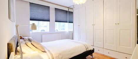 2 bedrooms, desk, iron/ironing board, WiFi