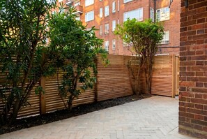 Property grounds - Stylish refurbished flat with private garden, near Regent`s Park (Greater London)