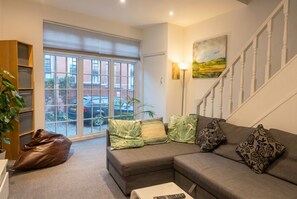 TV - Mezzanine loft cottage steps from LGI and the city centre (West Yorkshire)