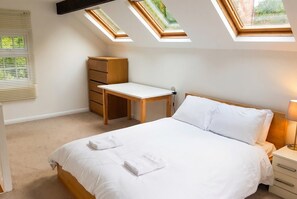 1 bedroom, desk, iron/ironing board, travel cot - Mezzanine loft cottage steps from LGI and the city centre (West Yorkshire)