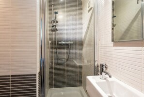 Hair dryer, towels - Mezzanine loft cottage steps from LGI and the city centre (West Yorkshire)