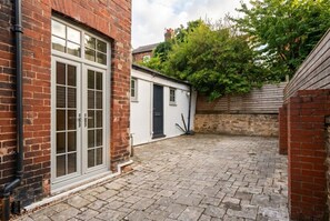 Exterior - Mezzanine loft cottage steps from LGI and the city centre (West Yorkshire)