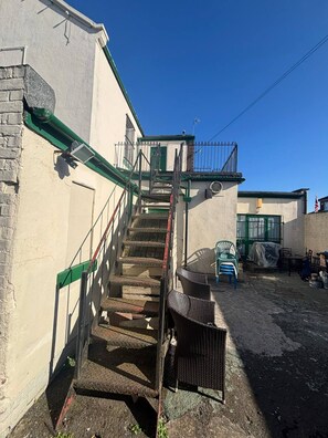 Gemeinsamer Schlafsaal, 1 Schlafzimmer, Balkon, Meerblick | Unterkunftsgelände