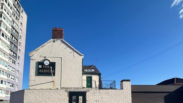 Un edificio con un cartel que dice 'The Albion'.